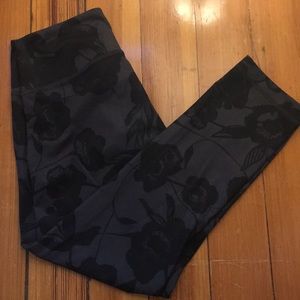 💫Lululemon💫 Size 2 Black Cropped Floral Pants
